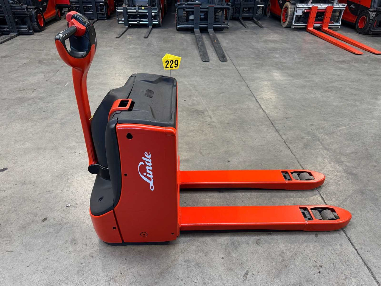 17/2024 LINDE T16 1,600KG PALLET TRUCK ANT STACKER INITIAL STROKE 1,691 HOURS - Viličar: slika 3 17/2024 LINDE T16 1,600KG PALLET TRUCK ANT STACKER INITIAL STROKE 1,691 HOURS - Viličar: slika 3