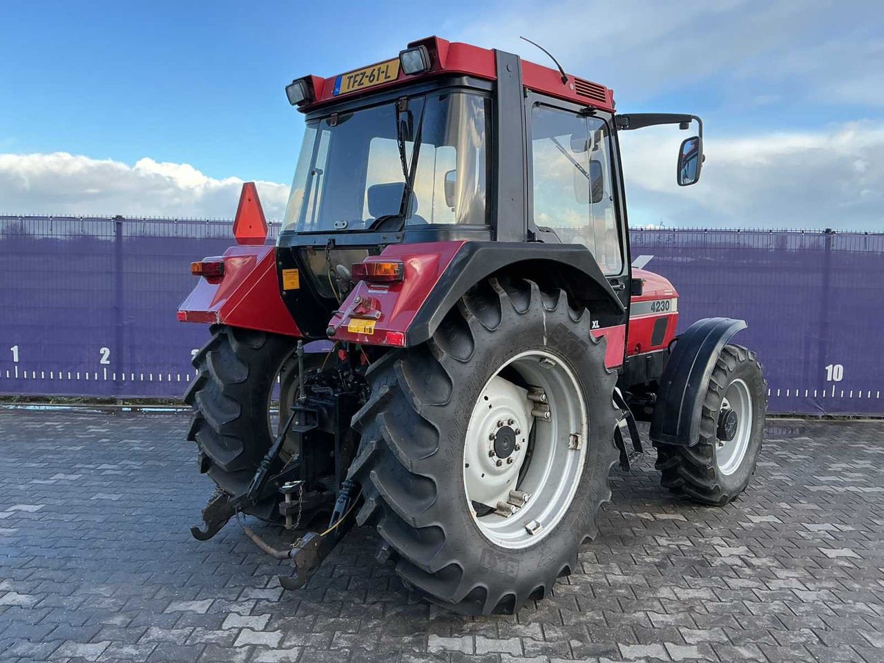 1999 CASE IH 4230 XL ALL-WHEEL DRIVE FARM TRACTOR - Traktor: slika 4 1999 CASE IH 4230 XL ALL-WHEEL DRIVE FARM TRACTOR - Traktor: slika 4