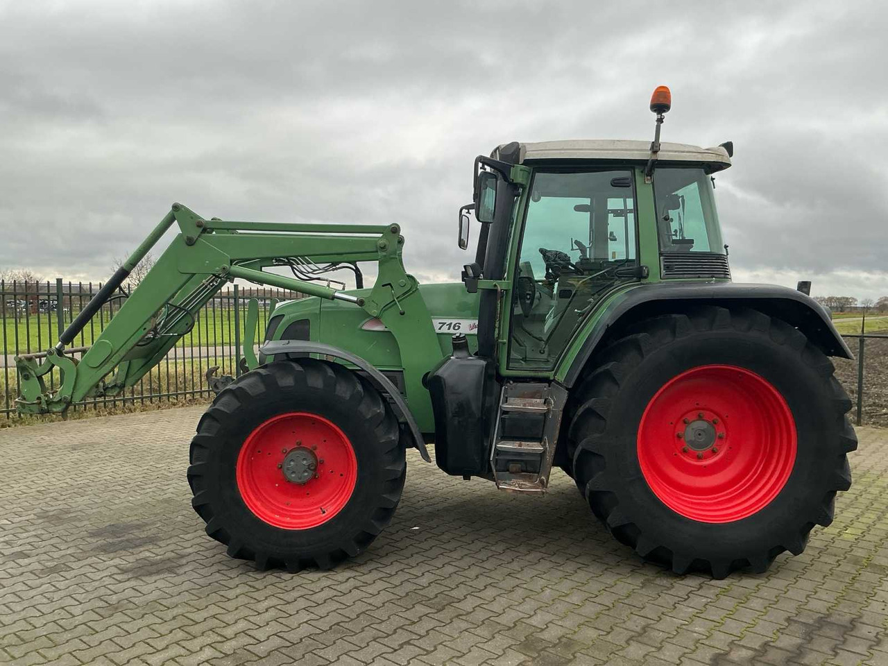 2001 FENDT 716 VARIO ALL-WHEEL DRIVE FARM TRACTOR - Traktor: slika 5 2001 FENDT 716 VARIO ALL-WHEEL DRIVE FARM TRACTOR - Traktor: slika 5
