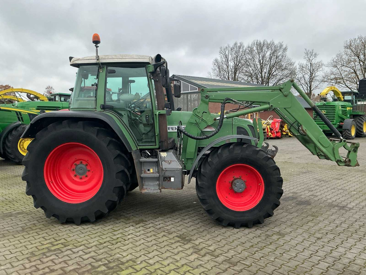 2001 FENDT 716 VARIO ALL-WHEEL DRIVE FARM TRACTOR - Traktor: slika 3 2001 FENDT 716 VARIO ALL-WHEEL DRIVE FARM TRACTOR - Traktor: slika 3