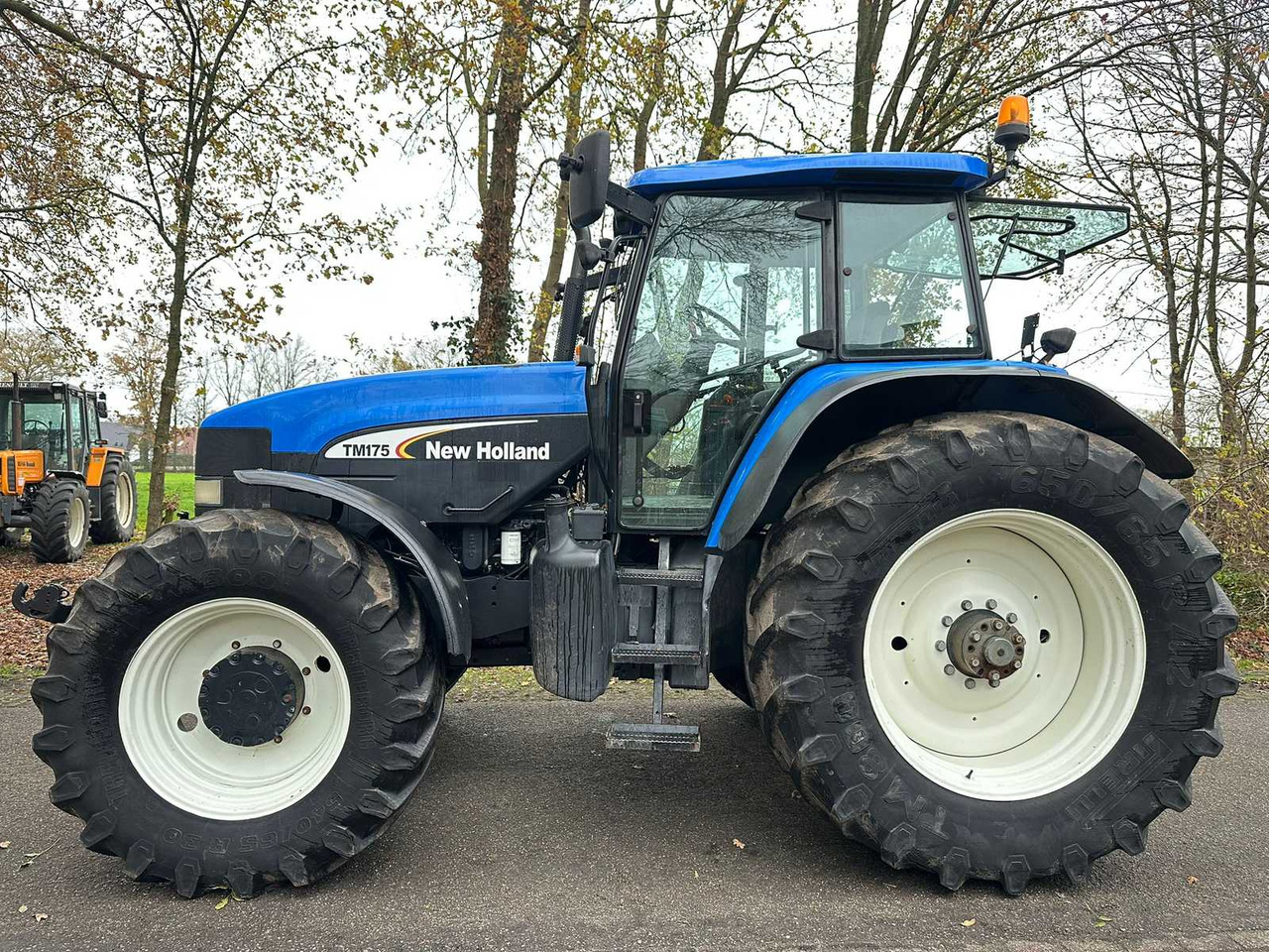 2004 NEW HOLLAND T/M 175 FOUR WHEEL DRIVE FARM TRACTOR - Traktor: slika 3 2004 NEW HOLLAND T/M 175 FOUR WHEEL DRIVE FARM TRACTOR - Traktor: slika 3