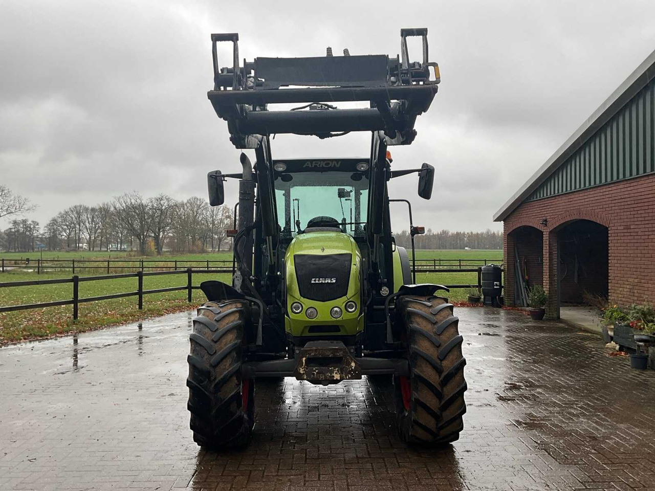 2011 CLAAS ARION 420 FOUR-WHEEL DRIVE FARM TRACTOR WITH FRONT LOADER - Traktor: slika 3 2011 CLAAS ARION 420 FOUR-WHEEL DRIVE FARM TRACTOR WITH FRONT LOADER - Traktor: slika 3