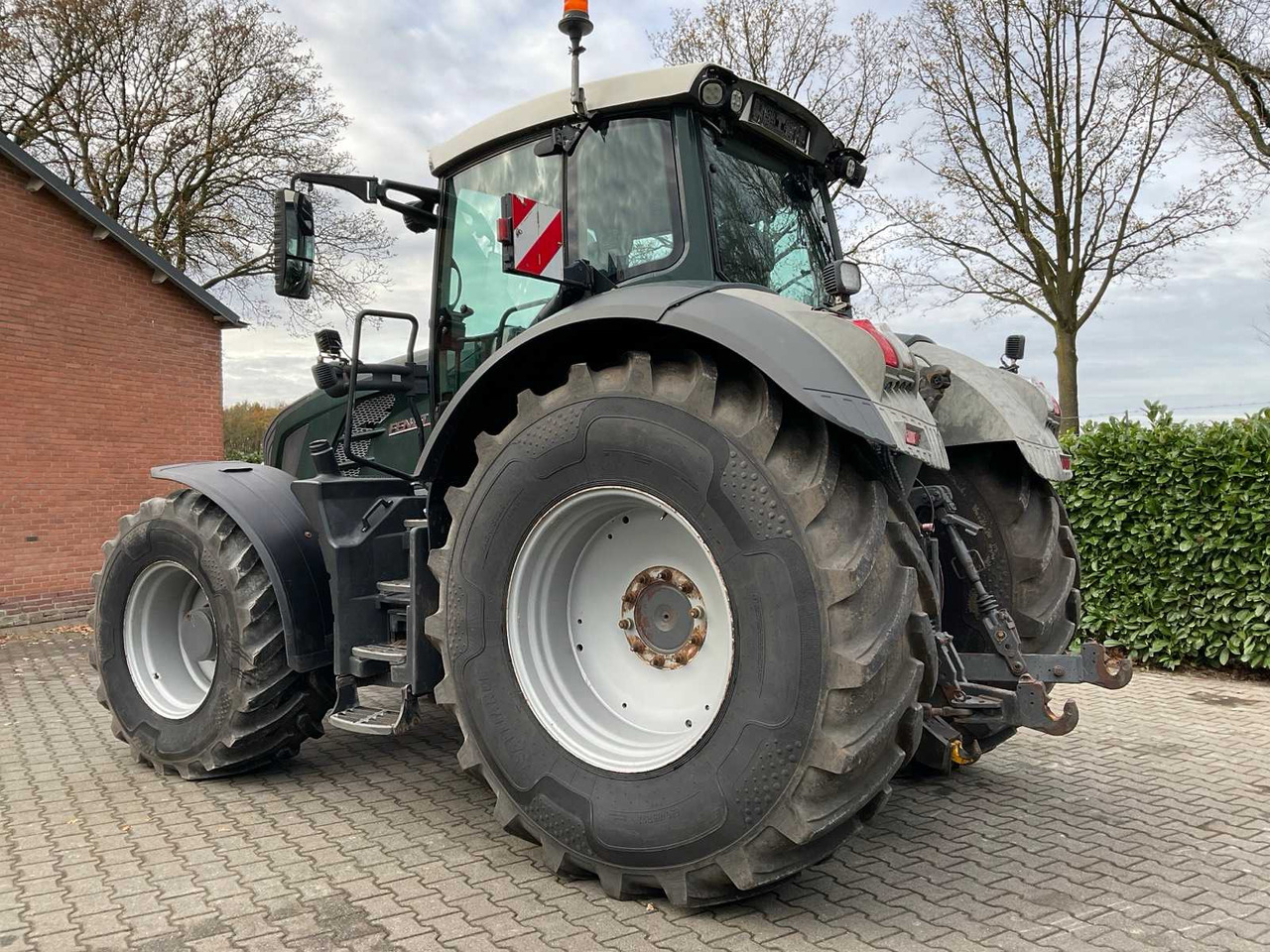 2011 FENDT 826 VARIO ALL-WHEEL DRIVE AGRICULTURAL TRACTOR - Traktor: slika 3 2011 FENDT 826 VARIO ALL-WHEEL DRIVE AGRICULTURAL TRACTOR - Traktor: slika 3