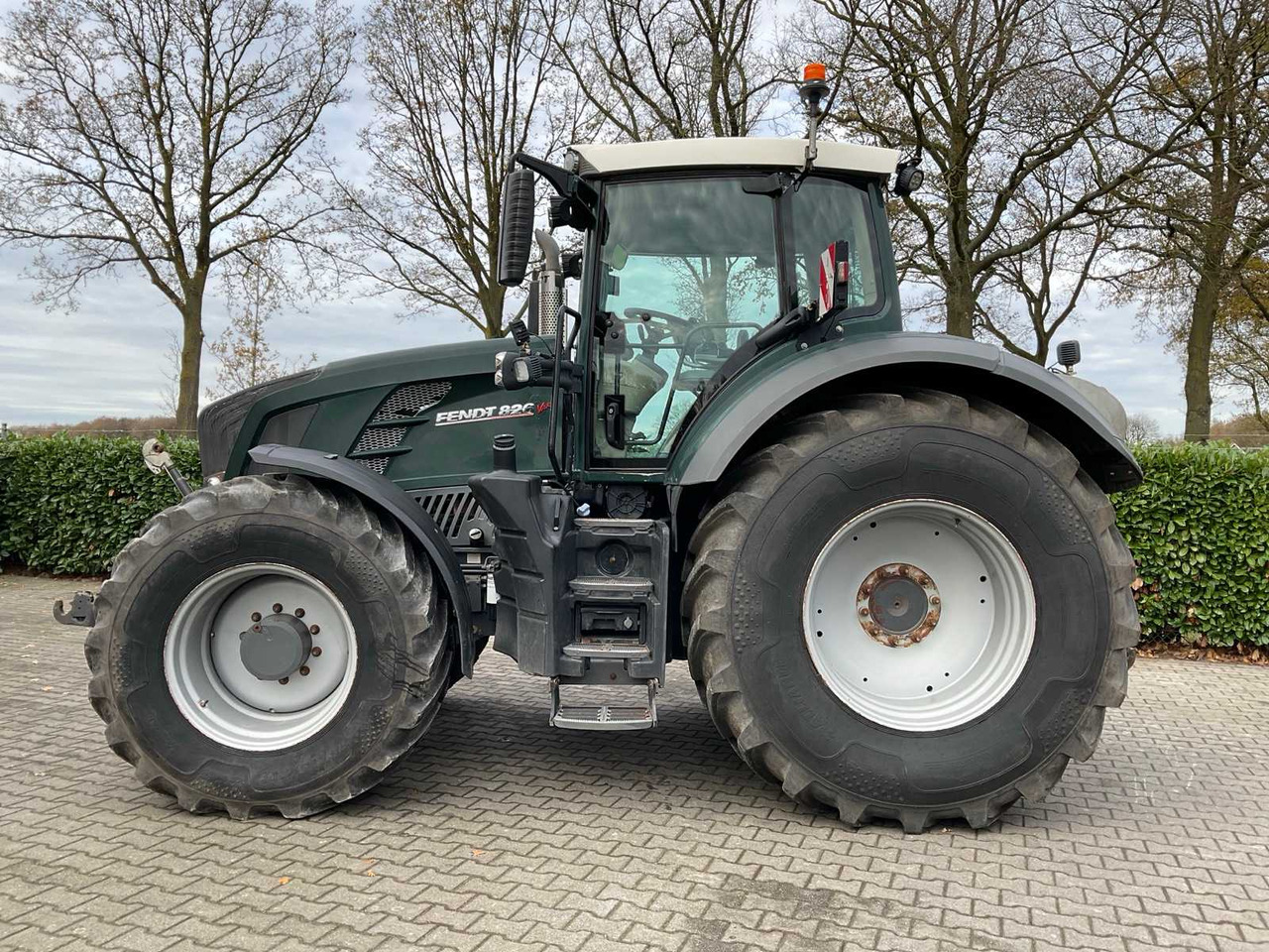 2011 FENDT 826 VARIO ALL-WHEEL DRIVE AGRICULTURAL TRACTOR - Traktor: slika 2 2011 FENDT 826 VARIO ALL-WHEEL DRIVE AGRICULTURAL TRACTOR - Traktor: slika 2