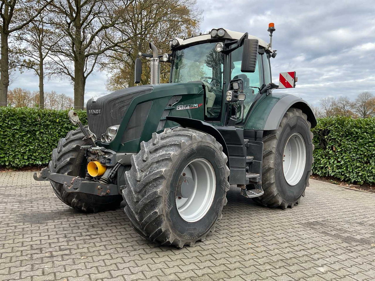 2011 FENDT 826 VARIO ALL-WHEEL DRIVE AGRICULTURAL TRACTOR - Traktor: slika 1 2011 FENDT 826 VARIO ALL-WHEEL DRIVE AGRICULTURAL TRACTOR - Traktor: slika 1