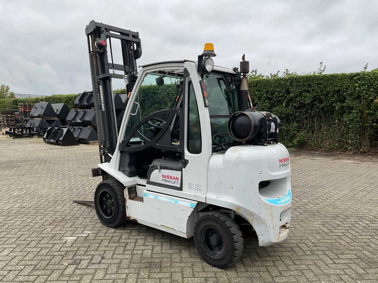 2015 NISSAN 32 FORKLIFT - Viličar: slika 2 2015 NISSAN 32 FORKLIFT - Viličar: slika 2