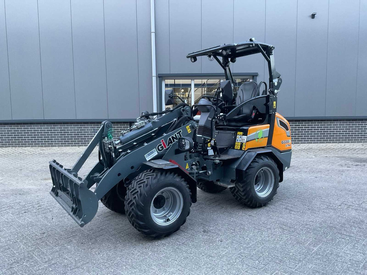 2022 GIANT G2200E X-TRA ELECTRIC MINI SHOVEL - Kolesni nakladalec: slika 1 2022 GIANT G2200E X-TRA ELECTRIC MINI SHOVEL - Kolesni nakladalec: slika 1