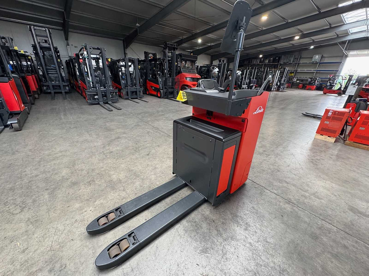BATTERY 46/2023 BJ.2020 SERVICE + UVV 08/2026 LINDE T20R PALLET TRUCK STACKER ANT 4,715 HOURS - Viličar: slika 5 BATTERY 46/2023 BJ.2020 SERVICE + UVV 08/2026 LINDE T20R PALLET TRUCK STACKER ANT 4,715 HOURS - Viličar: slika 5