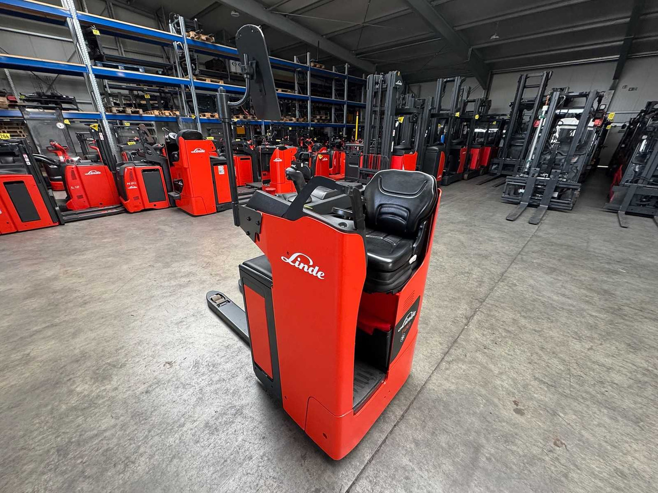 BATTERY 46/2023 BJ.2020 SERVICE + UVV 08/2026 LINDE T20R PALLET TRUCK STACKER ANT 4,715 HOURS - Viličar: slika 4 BATTERY 46/2023 BJ.2020 SERVICE + UVV 08/2026 LINDE T20R PALLET TRUCK STACKER ANT 4,715 HOURS - Viličar: slika 4