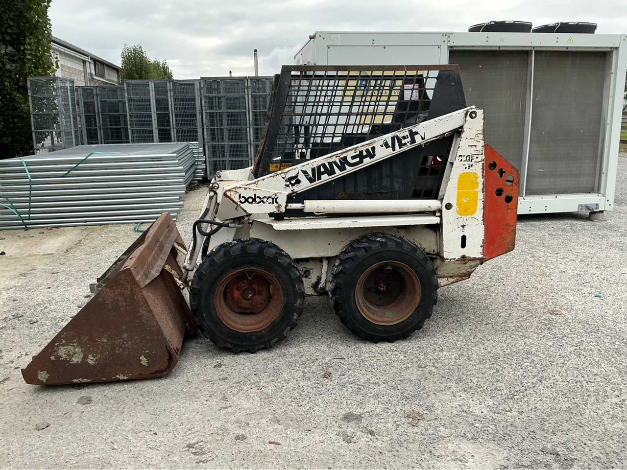 BOBCAT 310 SKID STEER LOADER - Kompaktni nakladalnik na gosenicah: slika 2 BOBCAT 310 SKID STEER LOADER - Kompaktni nakladalnik na gosenicah: slika 2