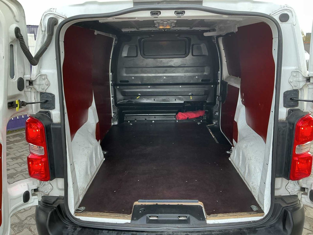 2020 - CITROEN - JUMPY - 1.5 BLUEHDI CLUB - COMMERCIAL VEHICLE - Dostavno vozilo: slika 5 2020 - CITROEN - JUMPY - 1.5 BLUEHDI CLUB - COMMERCIAL VEHICLE - Dostavno vozilo: slika 5