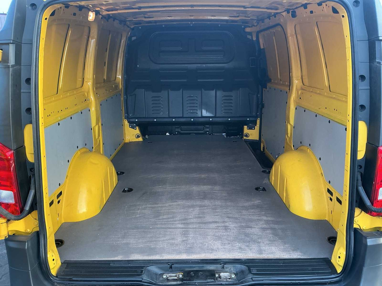 2020 - MERCEDES-BENZ - EVITO - EVITO LONG 41KWH - COMMERCIAL VEHICLE - Dostavno vozilo: slika 5 2020 - MERCEDES-BENZ - EVITO - EVITO LONG 41KWH - COMMERCIAL VEHICLE - Dostavno vozilo: slika 5