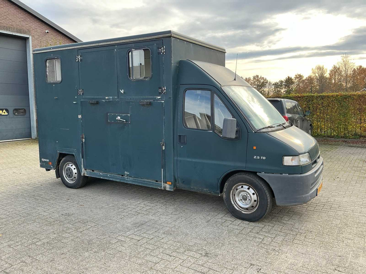 CITROEN 2.5 TD HORSE TRUCK - Dostavno vozilo: slika 2 CITROEN 2.5 TD HORSE TRUCK - Dostavno vozilo: slika 2