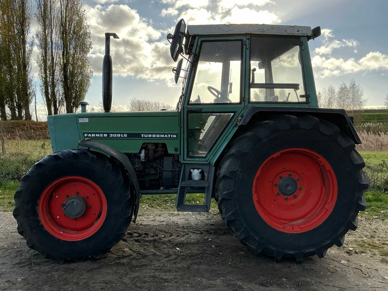FENDT FARMER 309 LSA TURBOMATIK FOUR-WHEEL DRIVE AGRICULTURAL TRACTOR - Traktor: slika 2 FENDT FARMER 309 LSA TURBOMATIK FOUR-WHEEL DRIVE AGRICULTURAL TRACTOR - Traktor: slika 2