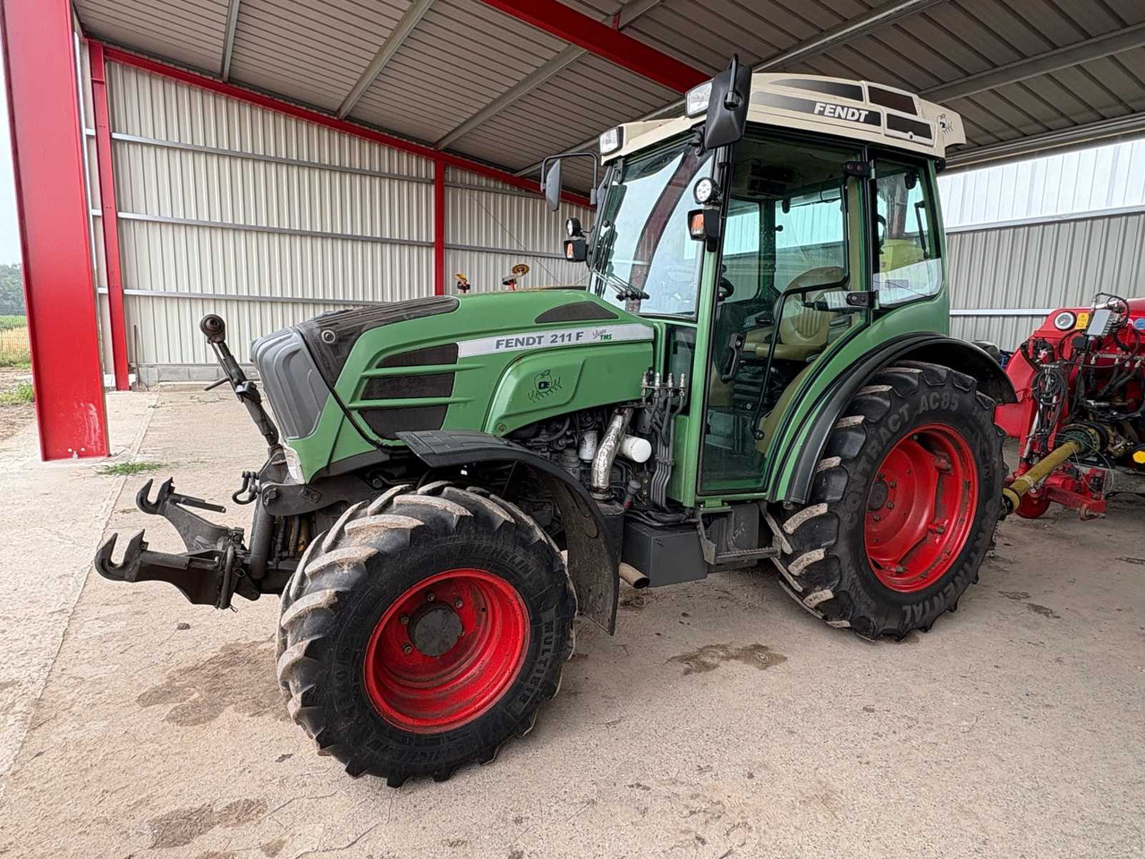 Fendt 211 Vario TMS V - Traktor: slika 1 Fendt 211 Vario TMS V - Traktor: slika 1