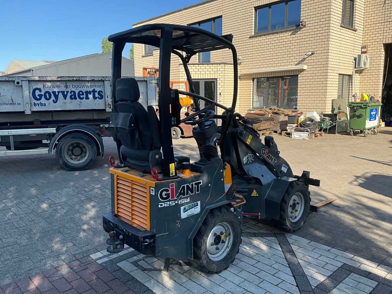 GIANT D2545SW - Mini nakladalec: slika 5 GIANT D2545SW - Mini nakladalec: slika 5