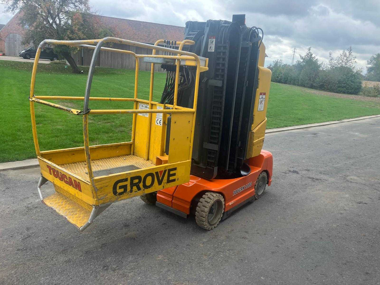 GROVE TOUCAN 1100 C AERIAL PLATFORM 2001 - Dvižna ploščad: slika 1 GROVE TOUCAN 1100 C AERIAL PLATFORM 2001 - Dvižna ploščad: slika 1