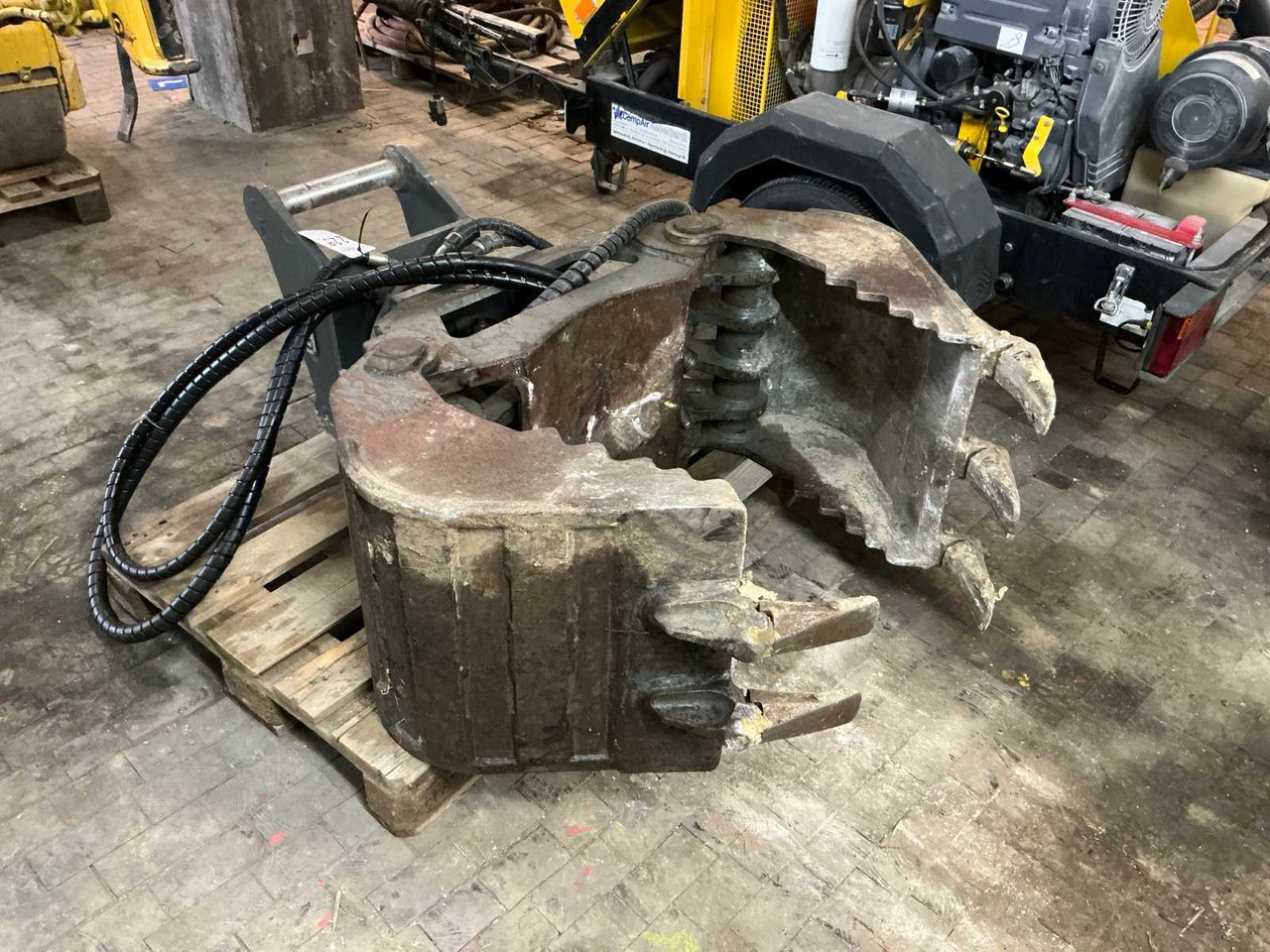 Geel GEEL UNIVERSAL GRIPPER - Kolesni nakladalec: slika 1 Geel GEEL UNIVERSAL GRIPPER - Kolesni nakladalec: slika 1