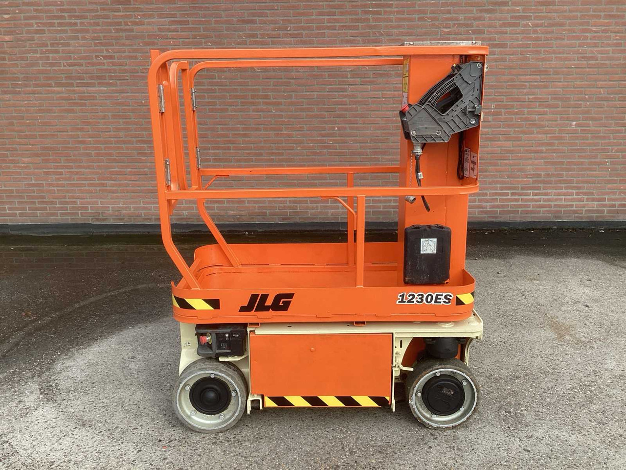 JLG 1230ES - Dvižna ploščad: slika 1 JLG 1230ES - Dvižna ploščad: slika 1