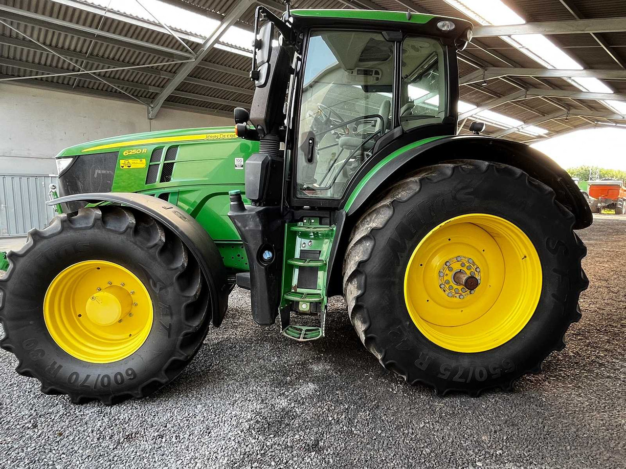 John Deere 6250R - Traktor: slika 1 John Deere 6250R - Traktor: slika 1