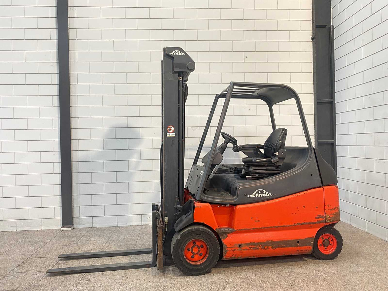 LINDE - 2002 - E 30/600 - FORKLIFT TRUCK - Viličar: slika 2 LINDE - 2002 - E 30/600 - FORKLIFT TRUCK - Viličar: slika 2