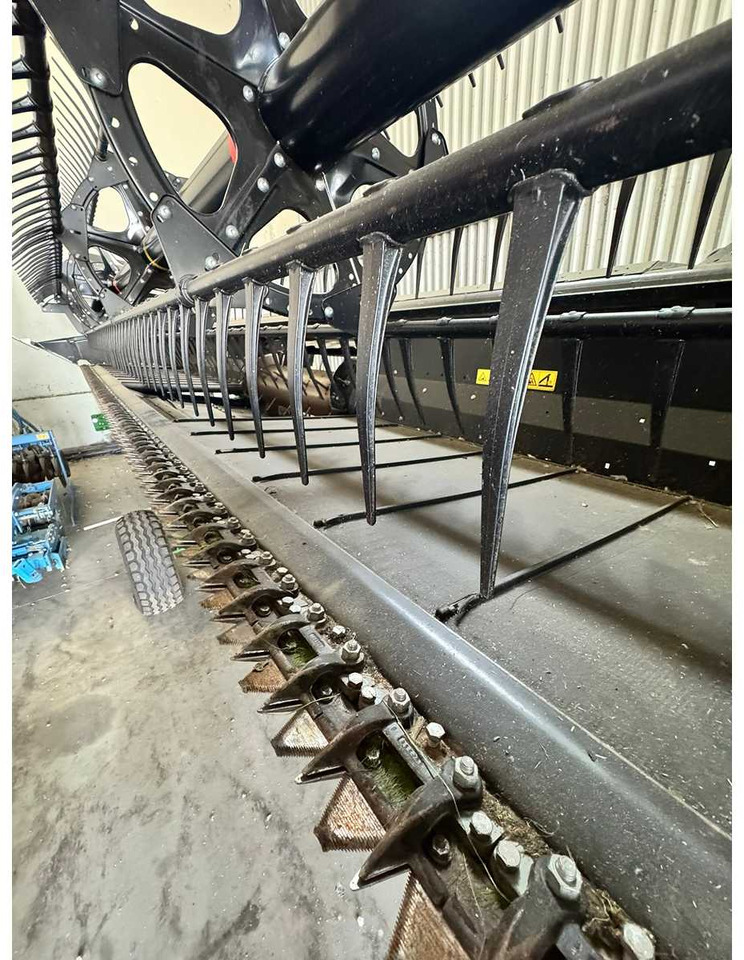 MACDON DRAPER HEADER D125 - Kombajn harvester: slika 4 MACDON DRAPER HEADER D125 - Kombajn harvester: slika 4
