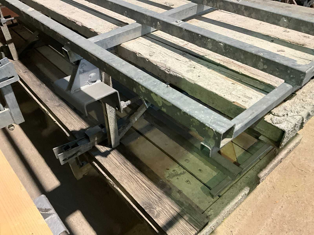 MBT CONCRETING PLATFORM (2X) - Dvižna ploščad: slika 3 MBT CONCRETING PLATFORM (2X) - Dvižna ploščad: slika 3