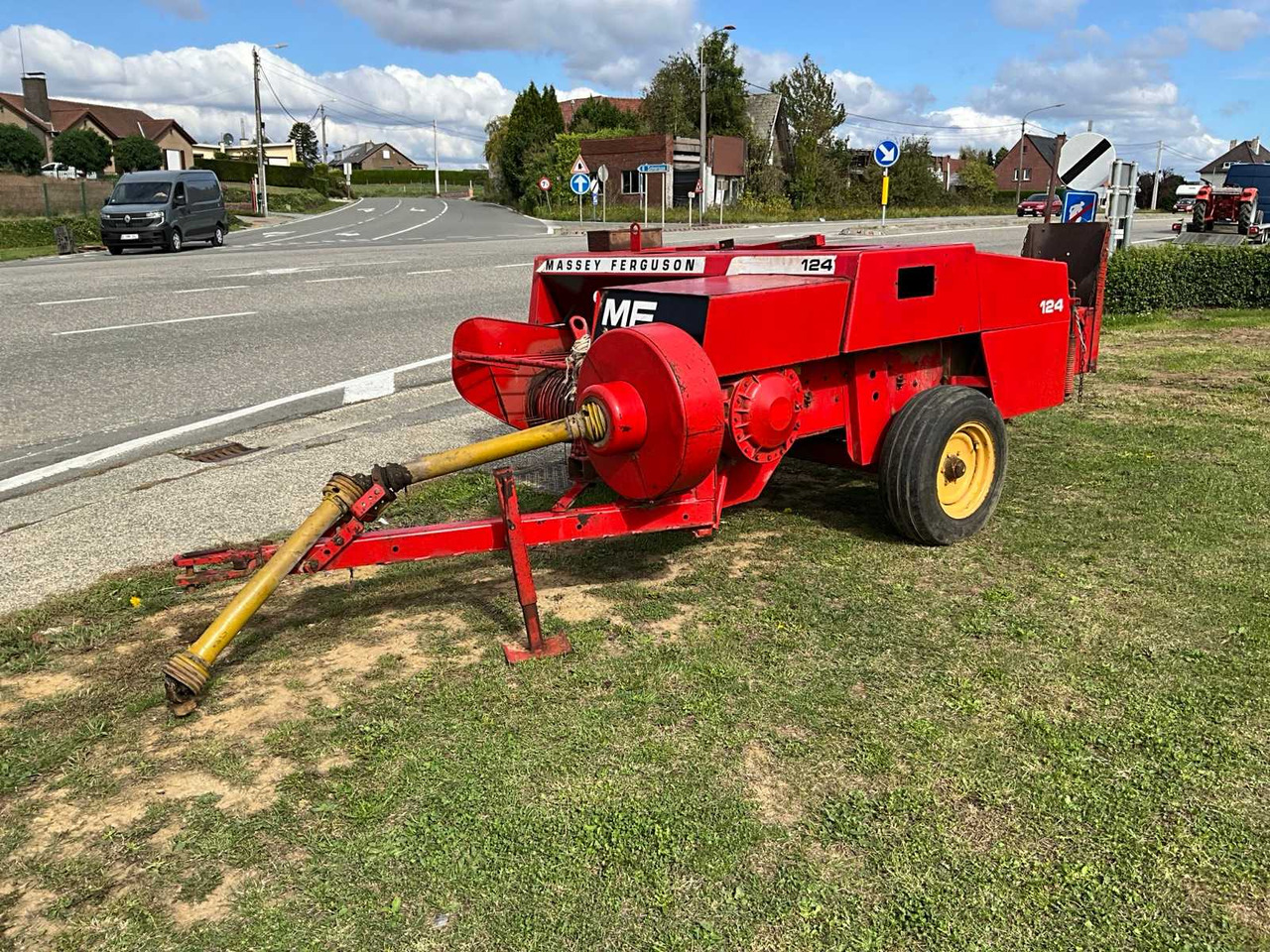 Massey Ferguson 124 - Balirka za kvadratne bale: slika 1 Massey Ferguson 124 - Balirka za kvadratne bale: slika 1