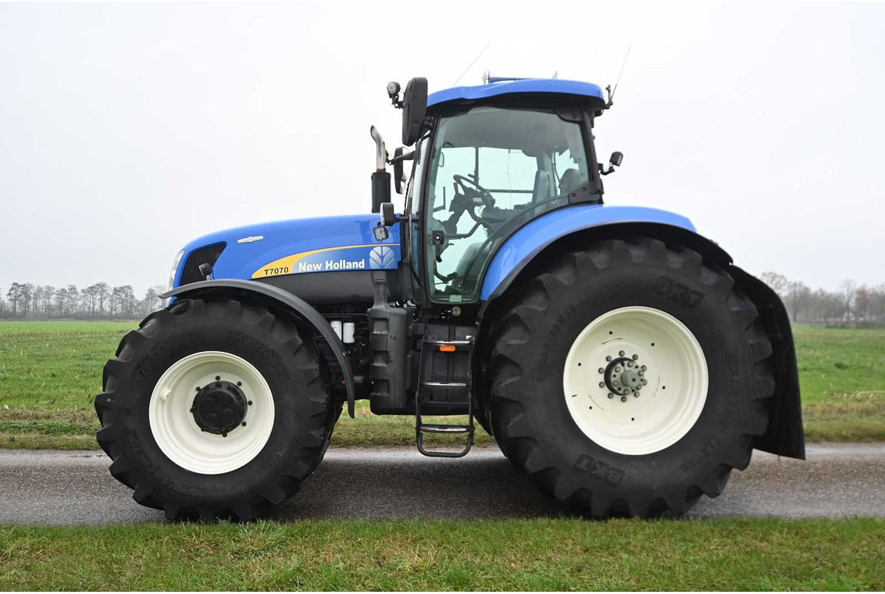 NEW HOLLAND - 2011 - T7070 - ALL-WHEEL DRIVE FARM TRACTOR - Traktor: slika 3 NEW HOLLAND - 2011 - T7070 - ALL-WHEEL DRIVE FARM TRACTOR - Traktor: slika 3