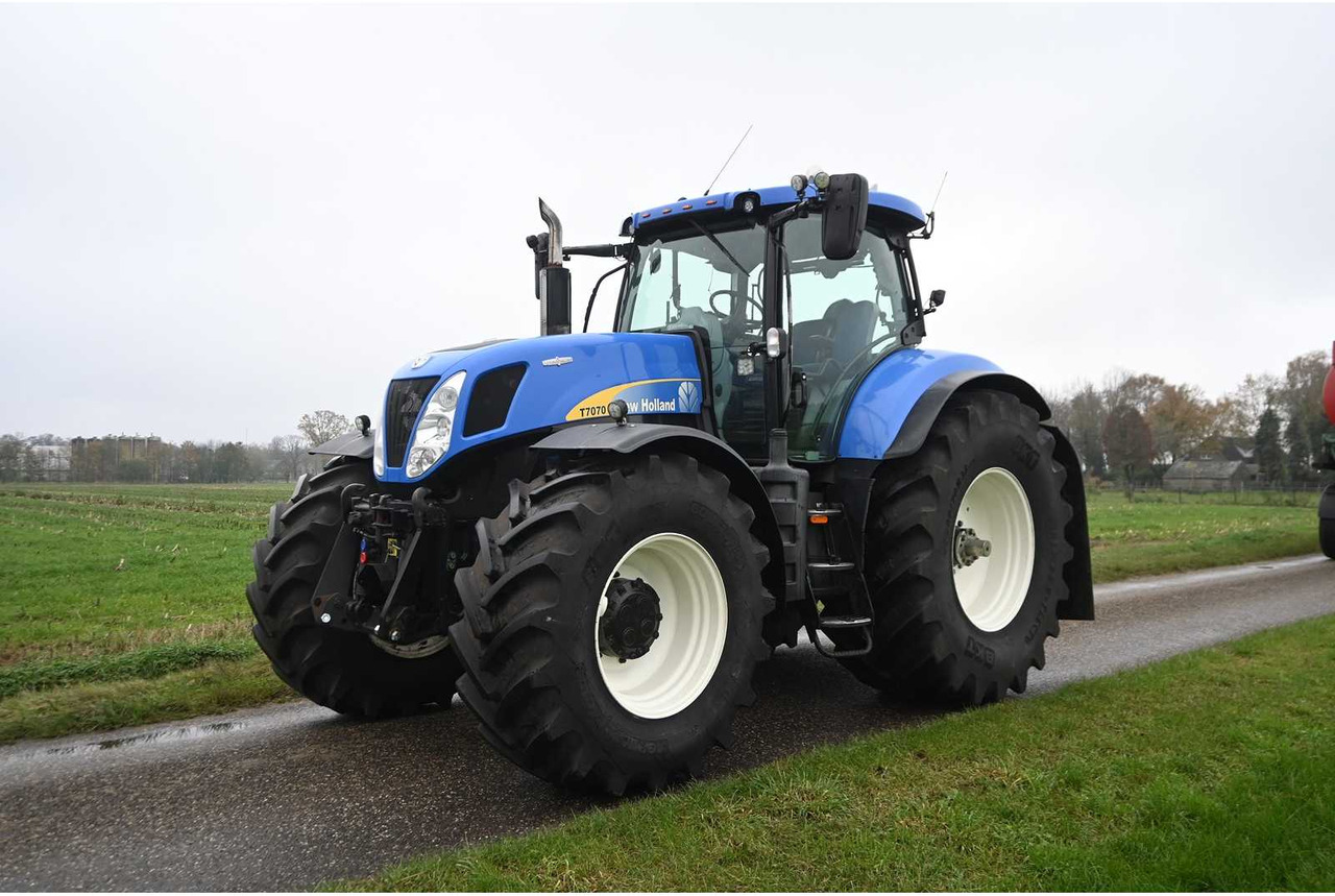 NEW HOLLAND - 2011 - T7070 - ALL-WHEEL DRIVE FARM TRACTOR - Traktor: slika 1 NEW HOLLAND - 2011 - T7070 - ALL-WHEEL DRIVE FARM TRACTOR - Traktor: slika 1