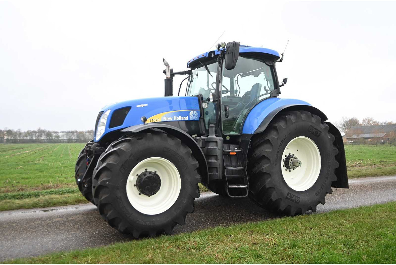 NEW HOLLAND - 2011 - T7070 - ALL-WHEEL DRIVE FARM TRACTOR - Traktor: slika 2 NEW HOLLAND - 2011 - T7070 - ALL-WHEEL DRIVE FARM TRACTOR - Traktor: slika 2