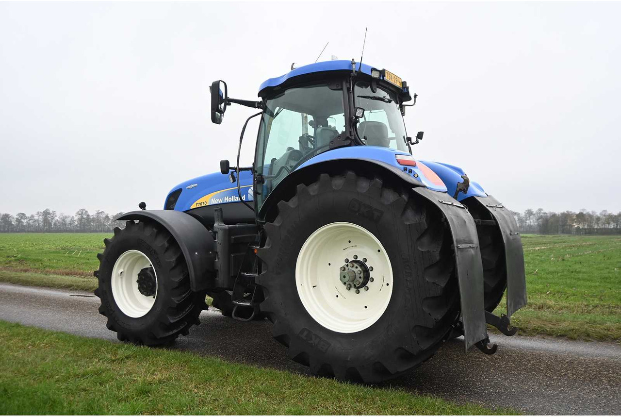 NEW HOLLAND - 2011 - T7070 - ALL-WHEEL DRIVE FARM TRACTOR - Traktor: slika 4 NEW HOLLAND - 2011 - T7070 - ALL-WHEEL DRIVE FARM TRACTOR - Traktor: slika 4