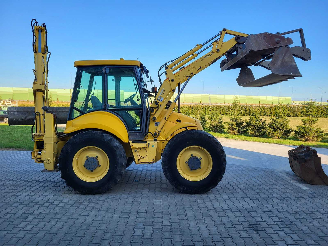 NEW HOLLAND LB115 - Bager nakladalec: slika 2 NEW HOLLAND LB115 - Bager nakladalec: slika 2