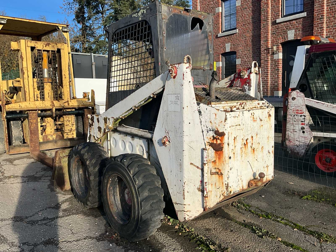 SKID STEER LOADER - Kompaktni nakladalnik na gosenicah: slika 3 SKID STEER LOADER - Kompaktni nakladalnik na gosenicah: slika 3