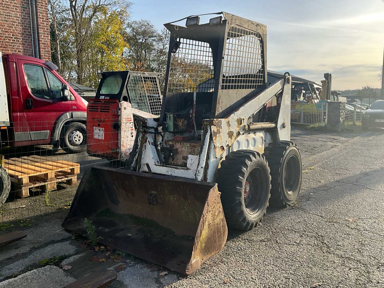 SKID STEER LOADER - Kompaktni nakladalnik na gosenicah: slika 1 SKID STEER LOADER - Kompaktni nakladalnik na gosenicah: slika 1