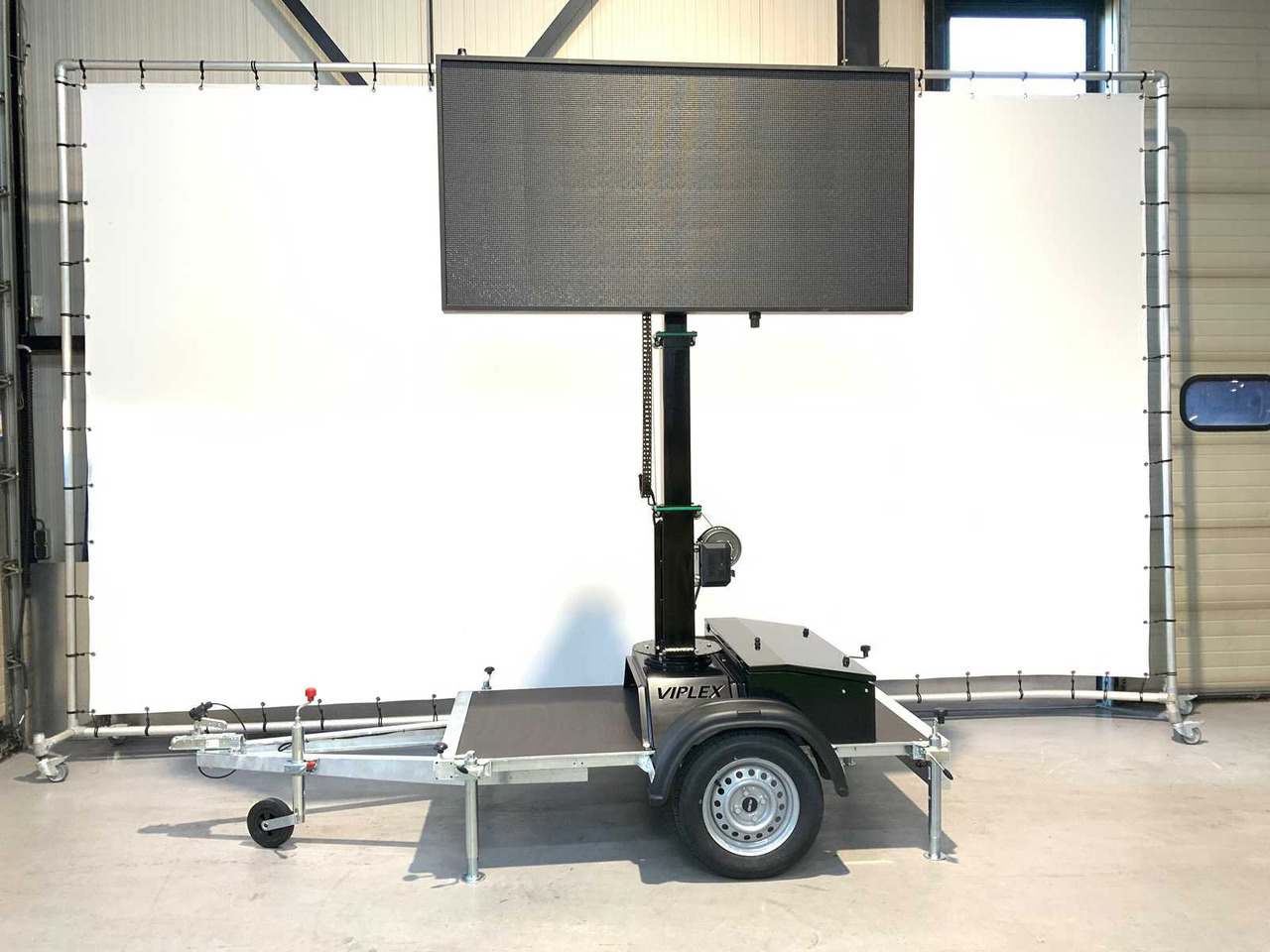 Viplex tekstkar P8 ledscherm op aanhangwagen - Gradbena oprema, Prikolica: slika 4 Viplex tekstkar P8 ledscherm op aanhangwagen - Gradbena oprema, Prikolica: slika 4