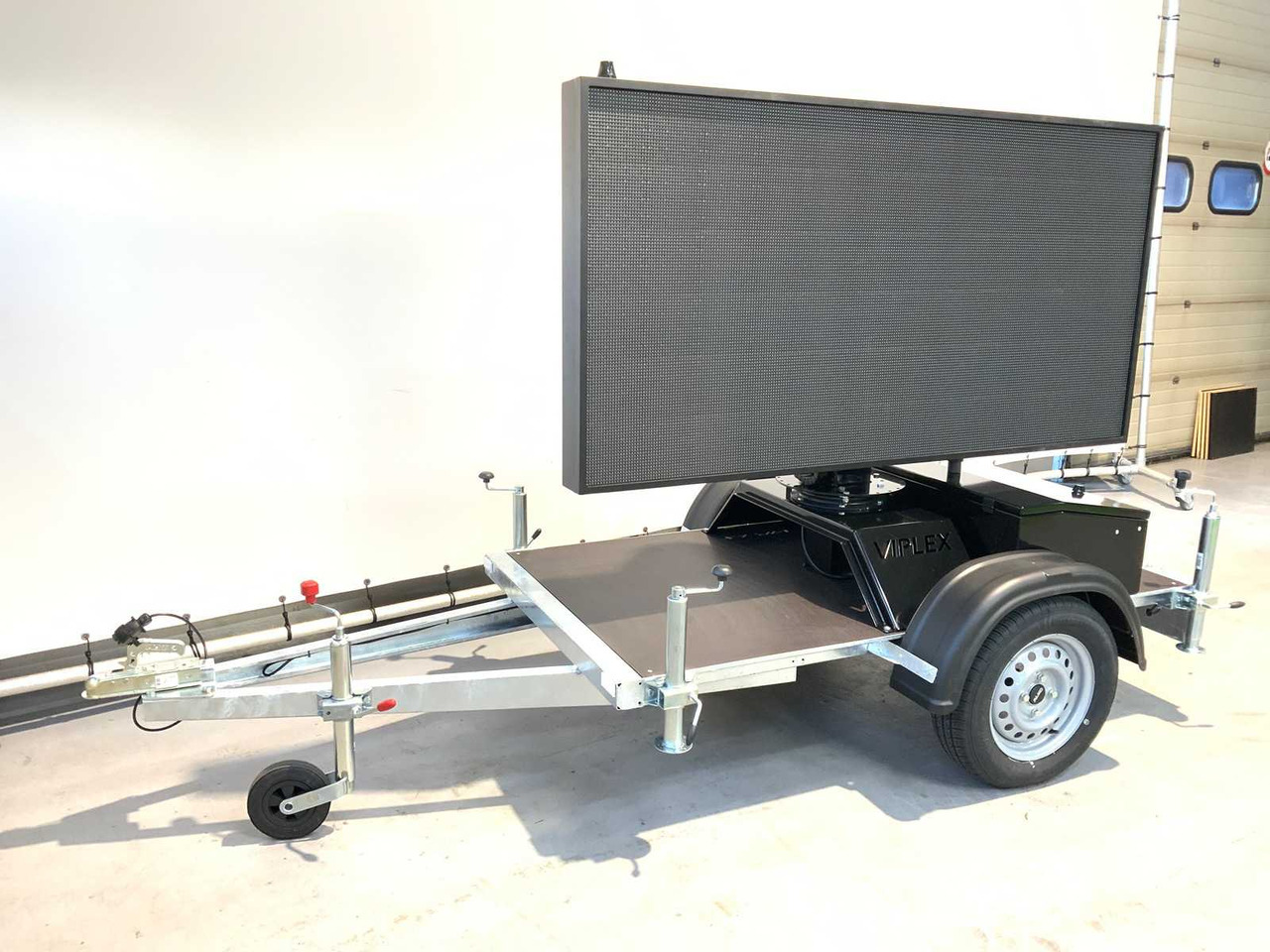 Viplex tekstkar P8 ledscherm op aanhangwagen - Gradbena oprema, Prikolica: slika 1 Viplex tekstkar P8 ledscherm op aanhangwagen - Gradbena oprema, Prikolica: slika 1