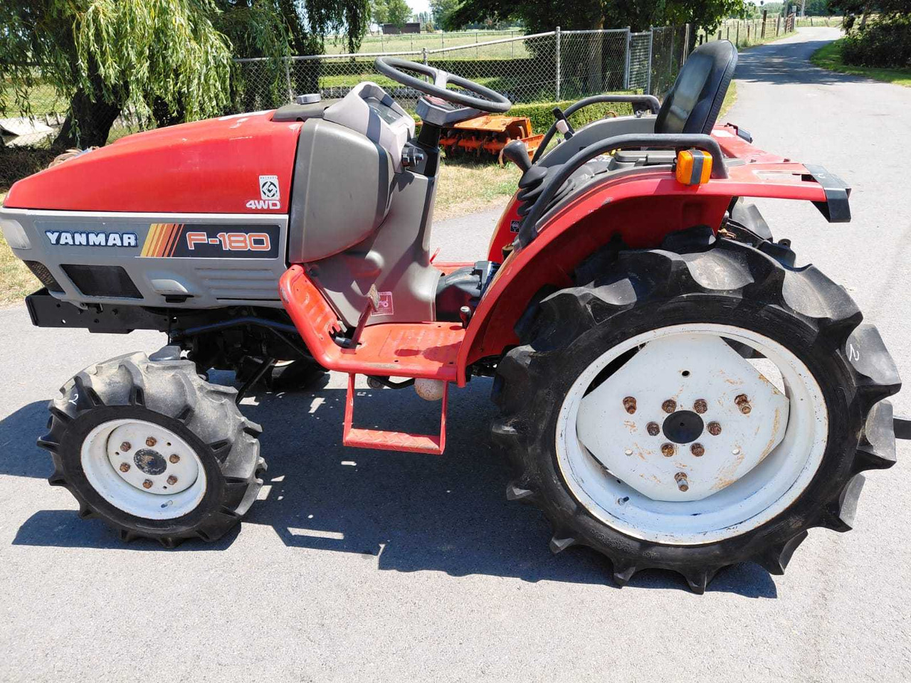 Yanmar F180 - Mini traktor: slika 1 Yanmar F180 - Mini traktor: slika 1