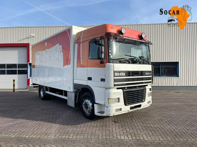 DAF XF 95.380 Euro 2 Manual-Gear - Tovornjak zabojnik: slika 1 DAF XF 95.380 Euro 2 Manual-Gear - Tovornjak zabojnik: slika 1