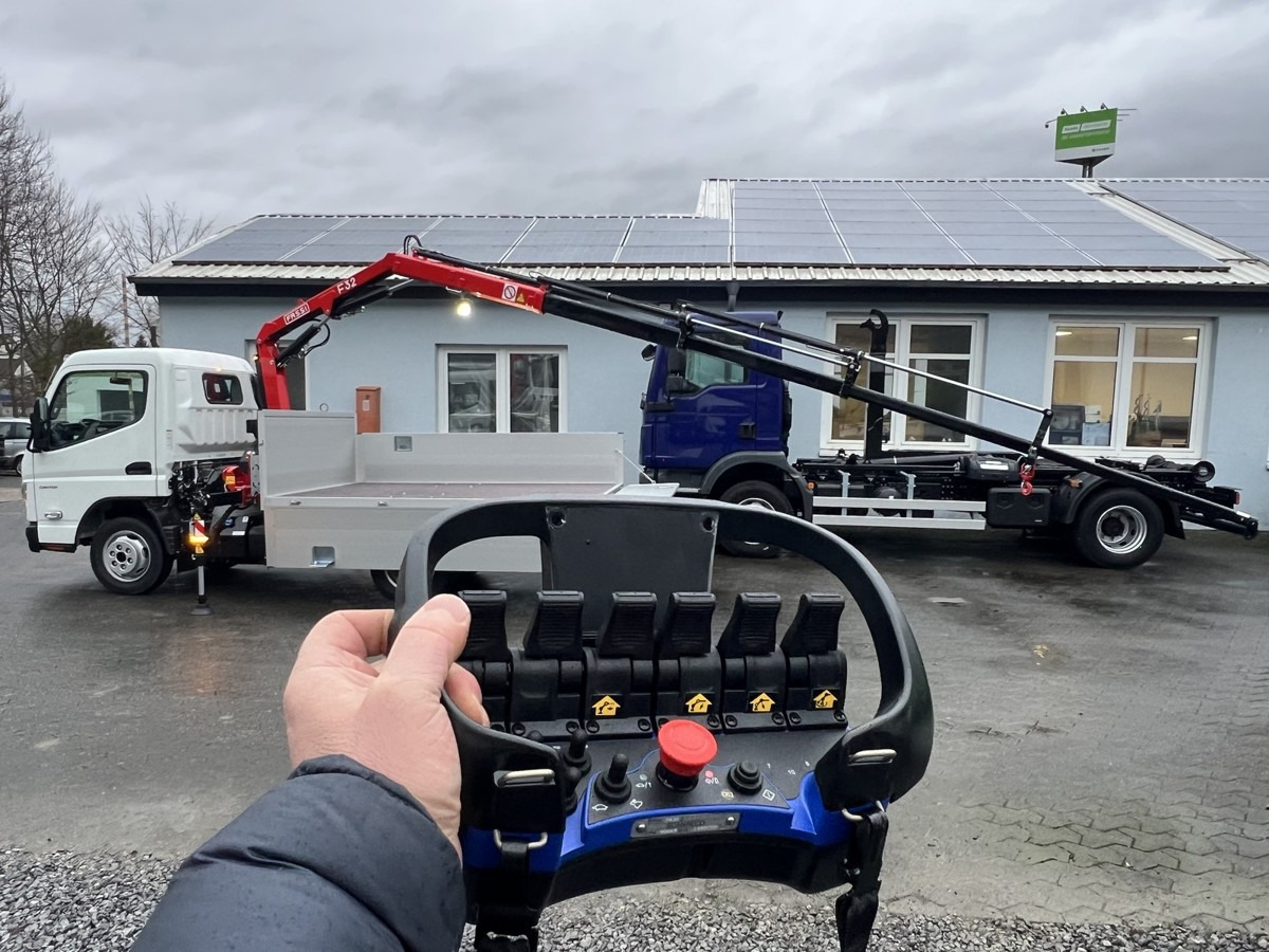 FUSO 3S15 Alu Pritsche 2.80m Ladekran Funk! - Dostavno vozilo s kesonom: slika 2 FUSO 3S15 Alu Pritsche 2.80m Ladekran Funk! - Dostavno vozilo s kesonom: slika 2