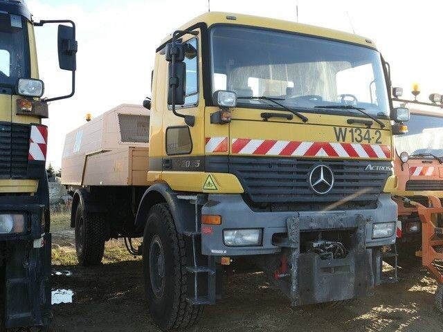 Mercedes-Benz 2035 AK Actros 4x4, Kehrmaschine Schmidt, Allrad - Vozilo za zimsko službo: slika 4 Mercedes-Benz 2035 AK Actros 4x4, Kehrmaschine Schmidt, Allrad - Vozilo za zimsko službo: slika 4