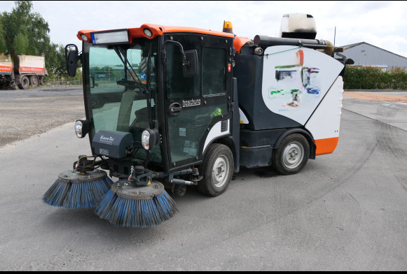 Camion balayeuse articulé Boschung S2 - Vozilo za pometanje: slika 2 Camion balayeuse articulé Boschung S2 - Vozilo za pometanje: slika 2