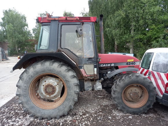 Tracteur Case International 4240XLA - Traktor: slika 1 Tracteur Case International 4240XLA - Traktor: slika 1