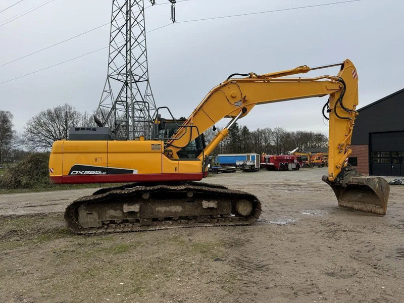 Doosan DX255LC-5 2015 10800 hr STRAIGHT FROM WORK ! DUTCH MACHINE ! - Bager goseničar: slika 5 Doosan DX255LC-5 2015 10800 hr STRAIGHT FROM WORK ! DUTCH MACHINE ! - Bager goseničar: slika 5