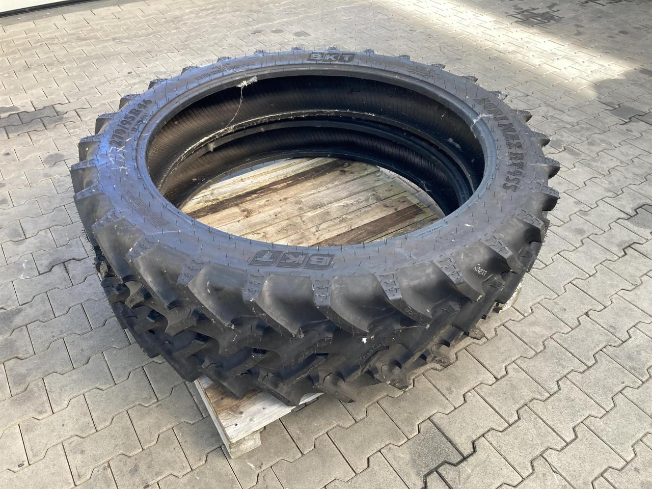 BKT 270/95R46 - Guma za Kmetijski stroj: slika 1 BKT 270/95R46 - Guma za Kmetijski stroj: slika 1