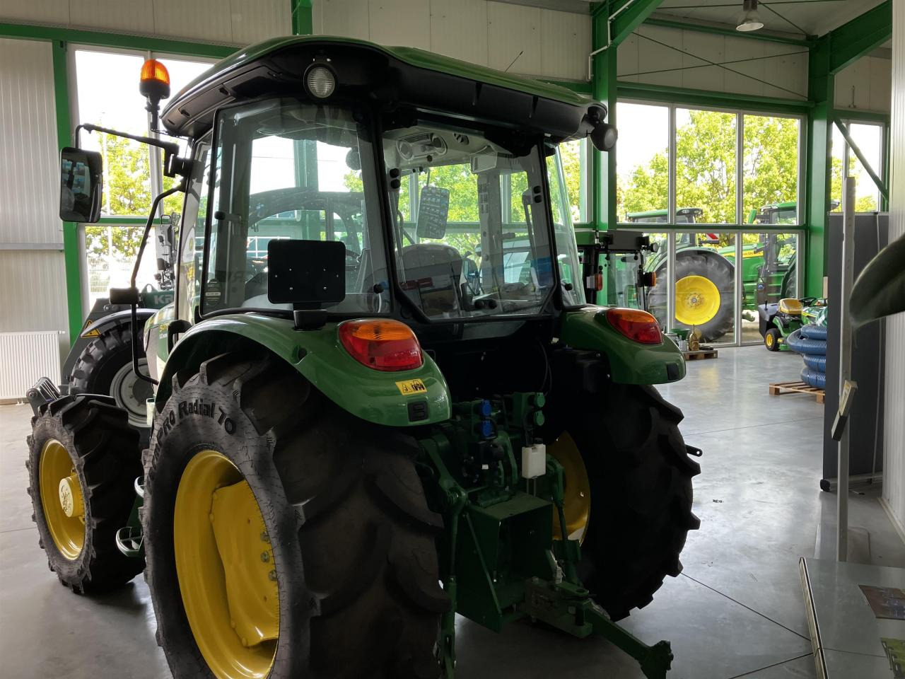 John Deere 5075E - Traktor: slika 4 John Deere 5075E - Traktor: slika 4