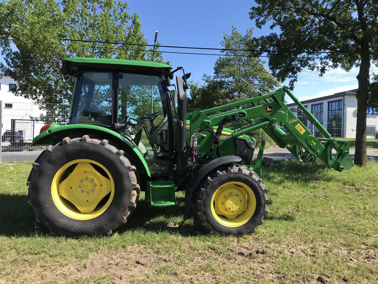 John Deere 5075E - Traktor: slika 1 John Deere 5075E - Traktor: slika 1