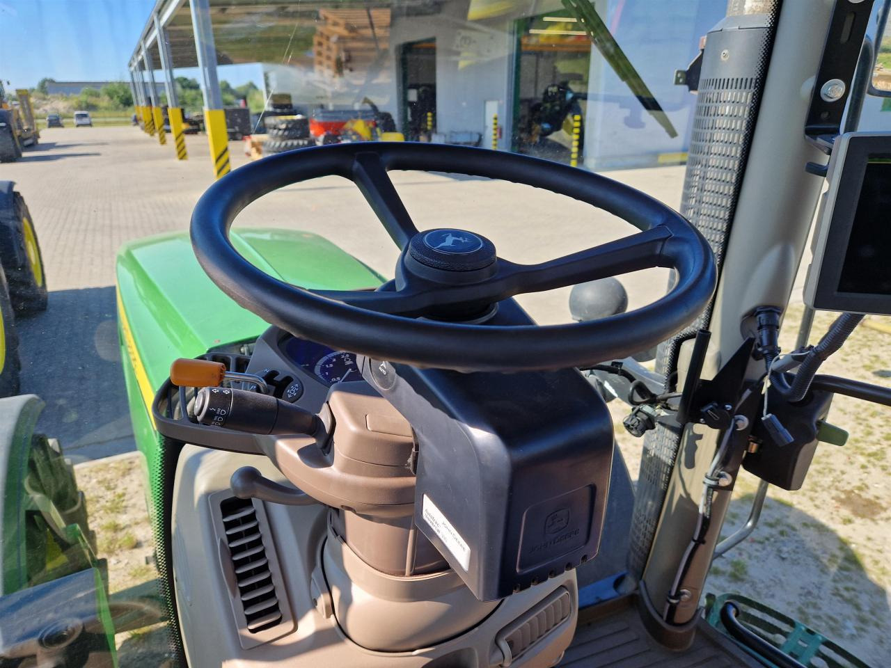 John Deere 6150R - Traktor: slika 4 John Deere 6150R - Traktor: slika 4