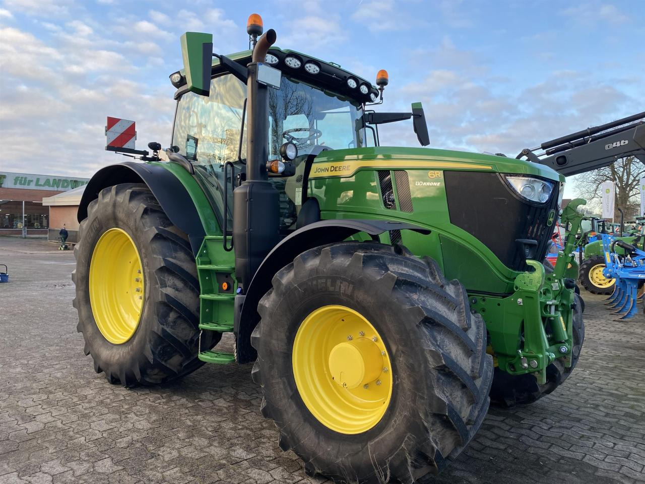 John Deere 6R 215 - Traktor: slika 1 John Deere 6R 215 - Traktor: slika 1