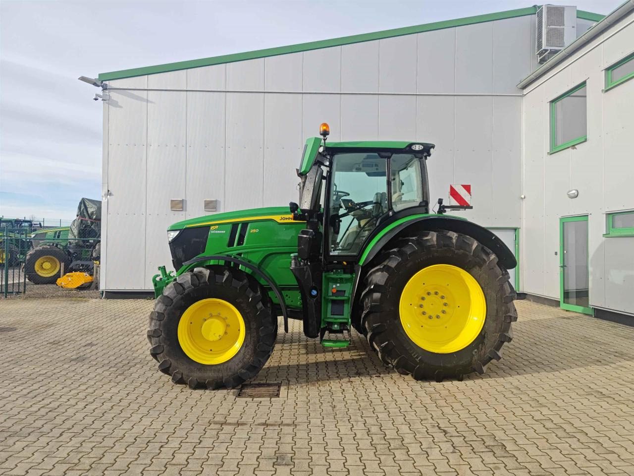 John Deere 6R 250 - Traktor: slika 2 John Deere 6R 250 - Traktor: slika 2